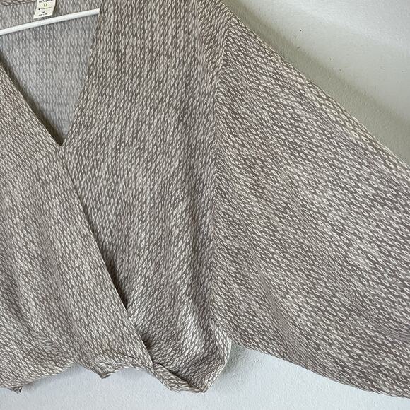 By Together Cross Over Top Womens Size Medium Tan White Print Butterfly Sleeve - Picture 3 of 7